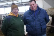 Aleksandra Rybacka – zootechnik oraz Witold Glapa – główny hodowca, odliczają dni, do czasu, kiedy zacznie funkcjonować nowoczesna pod każdym względem obora w Trzebinach