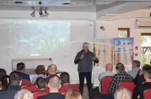 Radosław Romanowski, rolnik postanowił podzielić się z uczestnikami spotkania swoim 3-letnim doświadczeniem w uprawie soi, spróbował z ciekawości na kilku hektarach, w kolejnym roku posiał 20 ha, w zakończonym sezonie miał 33 ha soi, a na kolejny sezon przygotowuje pod uprawę soi już 45 ha