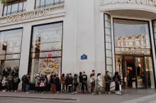 &lt;p&gt;Kolejka przed sklepem Louis Vuitton w Paryżu przed pandemią COVID-19 (Unsplash.com/Melanie Pongratz)&lt;/p&gt;