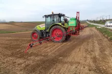 Zabieg opryskiwania gleby preparatem mikrobiologicznym.