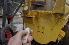 Dzięki radiowemu sterowaniu ślimak podający paszę do paszowozu można uruchamiać z dowolnego miejsca.