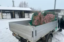 Oddawanie opakowań po środkach ochrony roślin do punku zakupu.