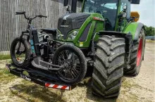 Dzięki bagażnikowi rowerowemu Tractor Moi wygodnie i bezpiecznie na pole przewieziesz rower.