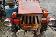 Odnaleziono ciągnik zatopiony w stawie. Policja szuka kierowcy