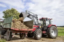 Przy małych przyczepach nie ma problemów. Pojawiają się dopiero przy wysokości załadunku powyżej ok. 3 m, ze względu na centralnie umieszczoną ramę montażową narzędzi. Fot. Bertling