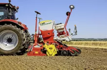 Opcjonalny górny łącznik hydrauliczny podnosi redlice i przesuwa środek ciężkości zestawu bliżej ciągnika. Punkt obrotu znajduje się nad tylnym wałem.