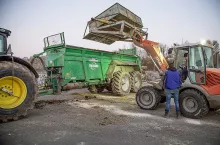 W pełni wyposażony na podwoziu tandemowym.