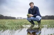 Paul Waldersee jest jednym z pięciu założycieli start-upu ZukunftMoor. Na tle ponownego nawadniania torfowisk zespół chce stworzyć uprawę mchu torfowego jako alternatywny model biznesowy dla rolników.