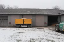 Zboże zimą na przyczepie