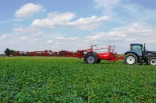 Seria Heron to największe opryskiwacze w ofercie Unii. Mają one zbiorniki o pojemności 4200 lub 5000 l oraz belki polowe o szerokościach od 21 do 30 m. GPS z funkcją Section Control pozwala na automatyczne włącznie sekcji, a nawet pojedynczych rozpylaczy.