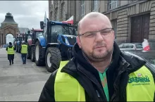 893121