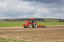 Czy zwolnienie z podatku rolnego obejmie też grunty rolne kupione od rodziny?
