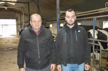 Młody hodowca dużą wagę przywiązuje do żywienia krów. Na każdym etapie zarówno układania dawki, jak i jej sporządzania dba, aby była ona jak najlepsza pod względem struktury, składu, jak i wilgotności.