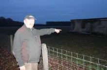 Pan Wojciech jest zdruzgotany zagrożeniem, jakie zaczynają stwarzać wilki, choć część jego gospodarstwa, także pastwiska, chronią podwójne i potrójne płoty z siatki i drutu kolczastego