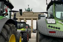 893844