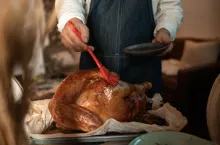 Budowanie świadomości konsumenckiej stanowi klucz do zrównoważonego rozwoju w branży mięsnej. Pierwszym krokiem jest całościowe spojrzenie na kwestie związane z produkcją mięsa wieprzowego i drobiu, ze szczególnym uwzględnieniem regulacji prawnych