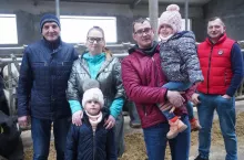 – Zwiększyło się stado, zwiększyła się jego wydajność, poprawiła zdrowotność i – co równie ważne – mamy teraz mniej fizycznej pracy – wymieniał atuty inwestycji Maciej Zielaskiewicz.
