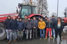 W pierwszym rzędzie od lewej strony Robert Kacprzak i Mariusz Waszkowski wraz z kolegami na proteście pod Przasnyszem