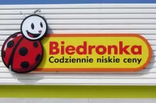 &lt;p&gt;Biedronka logo, źródło: Archiwum Wiadomości Handlowych (fot. Konrad Kaszuba)&lt;/p&gt;