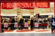 &lt;p&gt;Styczniowa promocja posiłków dla niemowląt w sieci Rossmann oburzyła klientów, bo część produktów objętych akcją była przeterminowana (fot.Shutterstock)&lt;/p&gt;