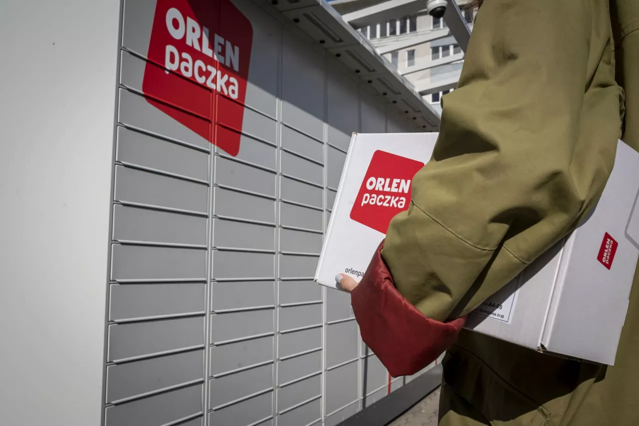 &lt;p&gt;Na zdj. automat paczkowy Orlen Paczka przy jednej z warszawskich stacji Orlenu (fot. mat. prasowe)&lt;/p&gt;
