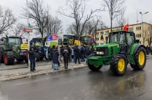 897421