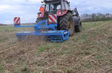 Wał Front Cutler 300 firmy Namysło sprawdziliśmy wiosną na polu z przemarzniętym międzyplonem oraz jesienią po zbiorze kukurydzy na ziarno. Zarówno podczas pracy z przodu, jak i z tyłu widoczność była bardzo dobra.