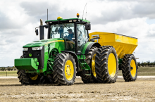 ciągnik rolniczy z naczepą