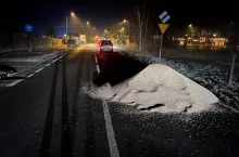 W Namysłowie z ciężarówki Cedrobu wysypała się pasza