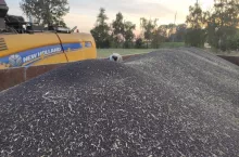 912843