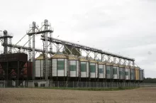 magazyn zbożowy w polu