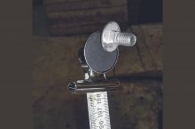 Metalowy klips do spinania dokumentów wraz z magnesem przymocowany do miary ułatwia montaż śrub w trudno dostępnych miejscach.