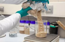 Podczas spotkania w resorcie rolnictwa przedstawiciele inspekcji weterynaryjnej, sanitarnej i jakości produktów rolno-spożywczych podali dane dotyczące kontroli – co i w jaki sposób jest kontrolowane oraz podali najczęściej wykrywane nieprawidłowości. GMO, pestycydy, Salmonella, to tylko niektóre przyczyny zakazu wjazdu. Jak to wygląda od strony głównych inspektorów?