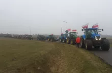 897457