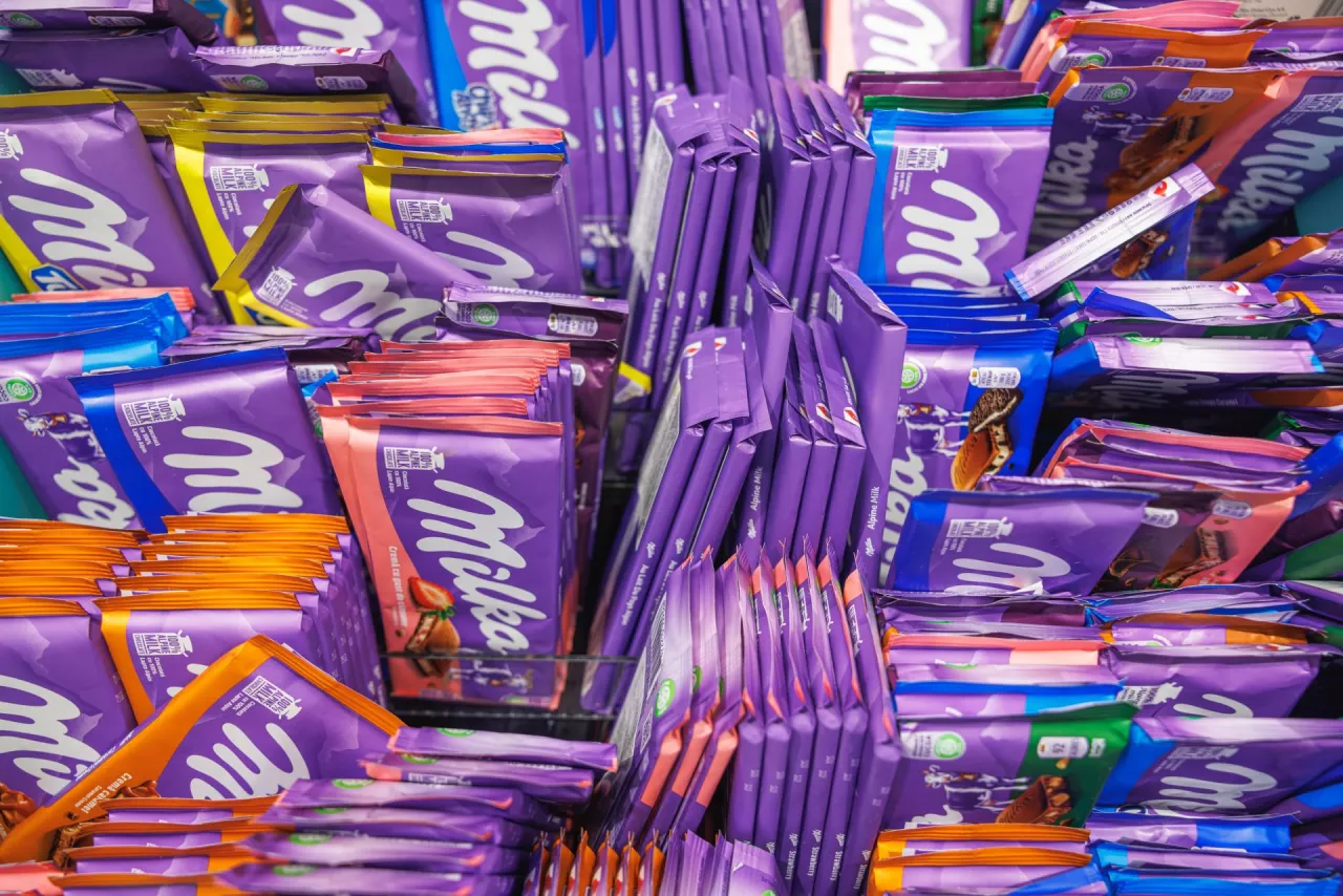 &lt;p&gt;Mondelez, producent czekolady Milka, wciąż działa w Rosji (fot. ArDanMe/Shutterstock)&lt;/p&gt;