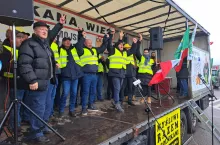 &lt;p&gt;Liderzy rolniczych protestów razem na mobilnej scenie w Zosinie&lt;/p&gt;