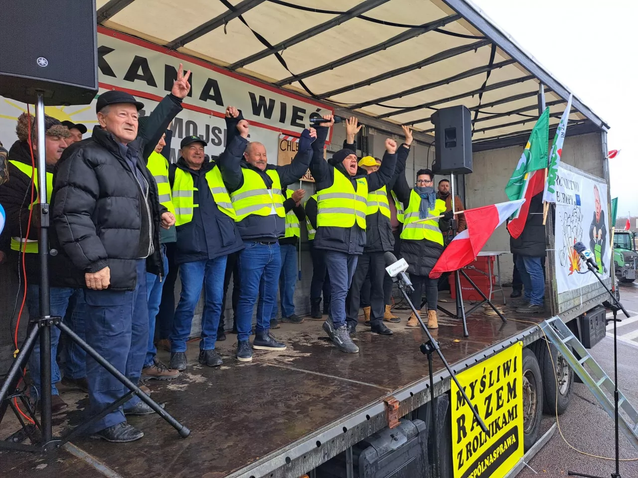 &lt;p&gt;Liderzy rolniczych protestów razem na mobilnej scenie w Zosinie&lt;/p&gt;