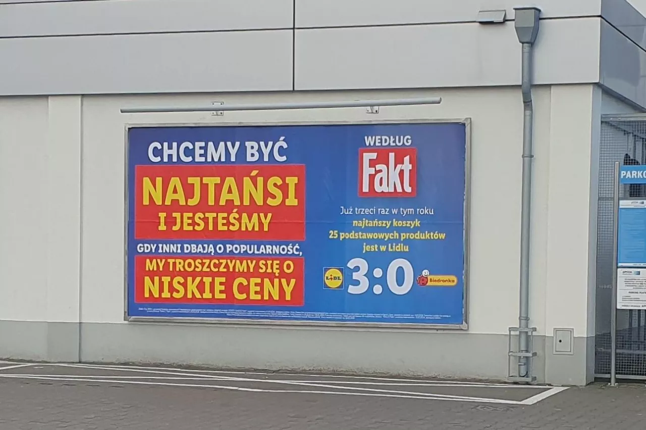 &lt;p&gt;Reklama sieci Lidl przy jednym ze sklepów tego detalisty w Warszawie (fot. wiadomoscihandlowe.pl)&lt;/p&gt;