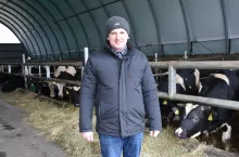 Wysokość hali łukowej to parametr, na który od razu każdy oglądający zwraca uwagą, jest ona znacznie wyższa niż podobne hale z przeznaczeniem na garaże lub magazyny słomy.