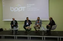 O tym jak reagować na zarzuty pod adresem braży dyskutowali (od lewej): prof. Tomasz Schwarz, Michał Smentoch, Kamil Marunowski oraz prowadzący debatę Karol Bujoczek.