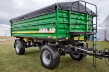 Zdjęcie ilustracyjne. Metaltech jest na podium, zajmując trzecie miejsce dzięki 74 rejestracjom nowych przyczep. Udział tej marki w rynku to 9,2%.