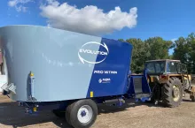 Wóz paszowy Alima-Bis Evolution 16 Twin potrzebuje do pracy ciągnika o mocy 80 KM.