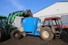 Szeroka wanna pozwala na bezproblemowy załadunek okrągłych bel sianokiszonki o wymiarach 120 × 120 cm.