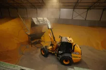 Ładowarka JCB TM 320S Agri wykorzystywana była głównie na magazynie płaskim podczas suszenia ziarna kukurydzy.