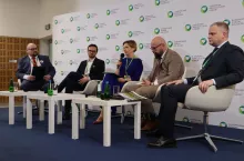 Od lewej: Bartłomiej Czekała, red. naczelny topagrar.pl (moderator), Łukasz Spisak, doradca zarządu Grupy Polmlek,
Dominika Kozarzewska, prezeska Zarządu Grupy Producentów Owoców ”Polskie Jagody”, Jacek Zarzecki, prezes Polskiego Związku Hodowców i Producentów Bydła Mięsnego i Łukasz Dominiak, Animex.