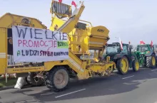 Rolnicy blokują centrum dystrybucyjne Lidla. Ten transparent zabolał sieć [WIDEO]