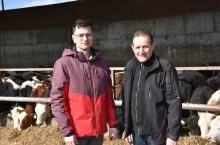 – Jesteśmy gospodarstwem o charakterze rodzinnym, co prawda dużym, ale dzięki temu dajemy pracę wielu mieszkańcom z okolicy. W sumie przy zwierzętach pracuje u nas 150 osób – przyznaje rolnik.