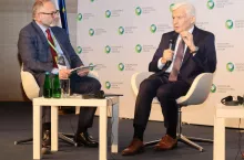 Eurodeputowany Jerzy Buzek (z prawej) i Karol Bujoczek, red. naczelny Top Agrar Polska (moderator)