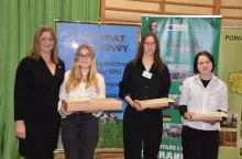 Prezes OSM Łowicz Iwona Grzybowska z laureatkami Olimpiady od lewej: Kinga Koza, Anna Bugajniak i Anna Bury