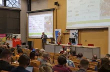 W Krakowie zakończyła się dziś VI Konferencja Nauka-Praktyce – ”Krowa mleczna w pytaniach”. Tegoroczna edycja poświęcona była kwasicy żwacza, a w szczególności jej formie podostrej – SARA. Naukowcy, m.in. z Kanady, USA, Austrii i Polski, prezentując najnowsze odkrycia i publikacje starali się odpowiedzieć na pytanie postawione w tytule spotkania – Jak ograniczać ryzyko kwasicy żwacza u krów mlecznych?